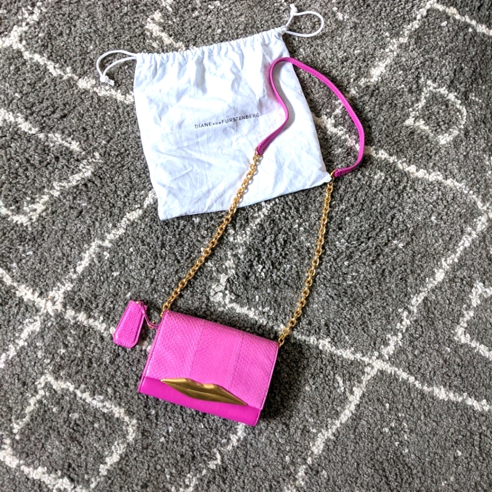 DVF Carolina Lips clutch with chain in EUC